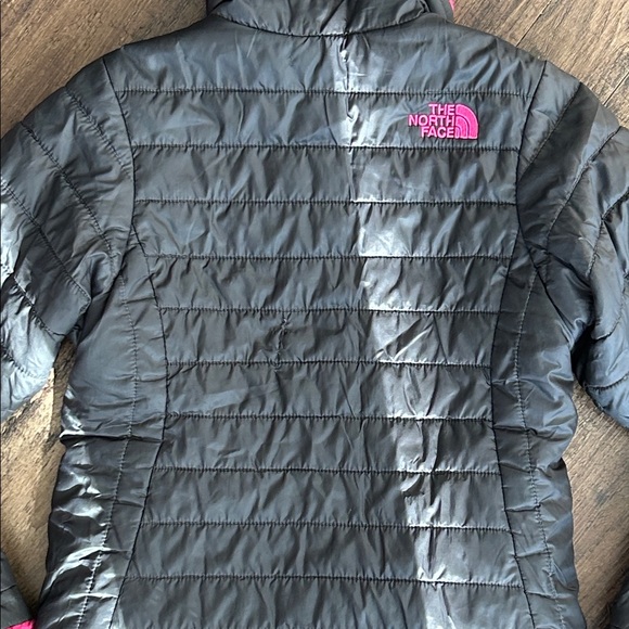 The North Face Quilted reversible Jacket in Black/Gray and Pink (defect!) - Picture 12 of 14